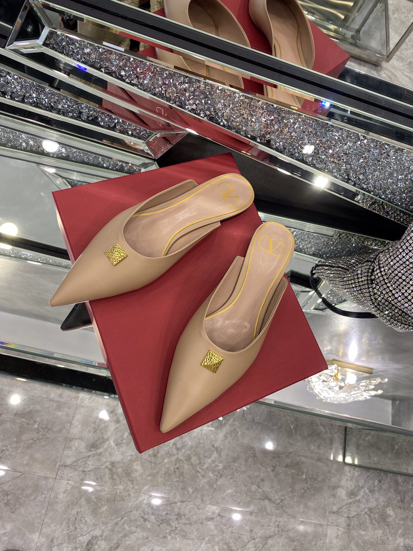 【Valentino】𝟐𝟎𝟐𝟏/𝐒𝐒 𝐧𝐞𝐰 The latest series of counter perfect details original matte open edge bead leather