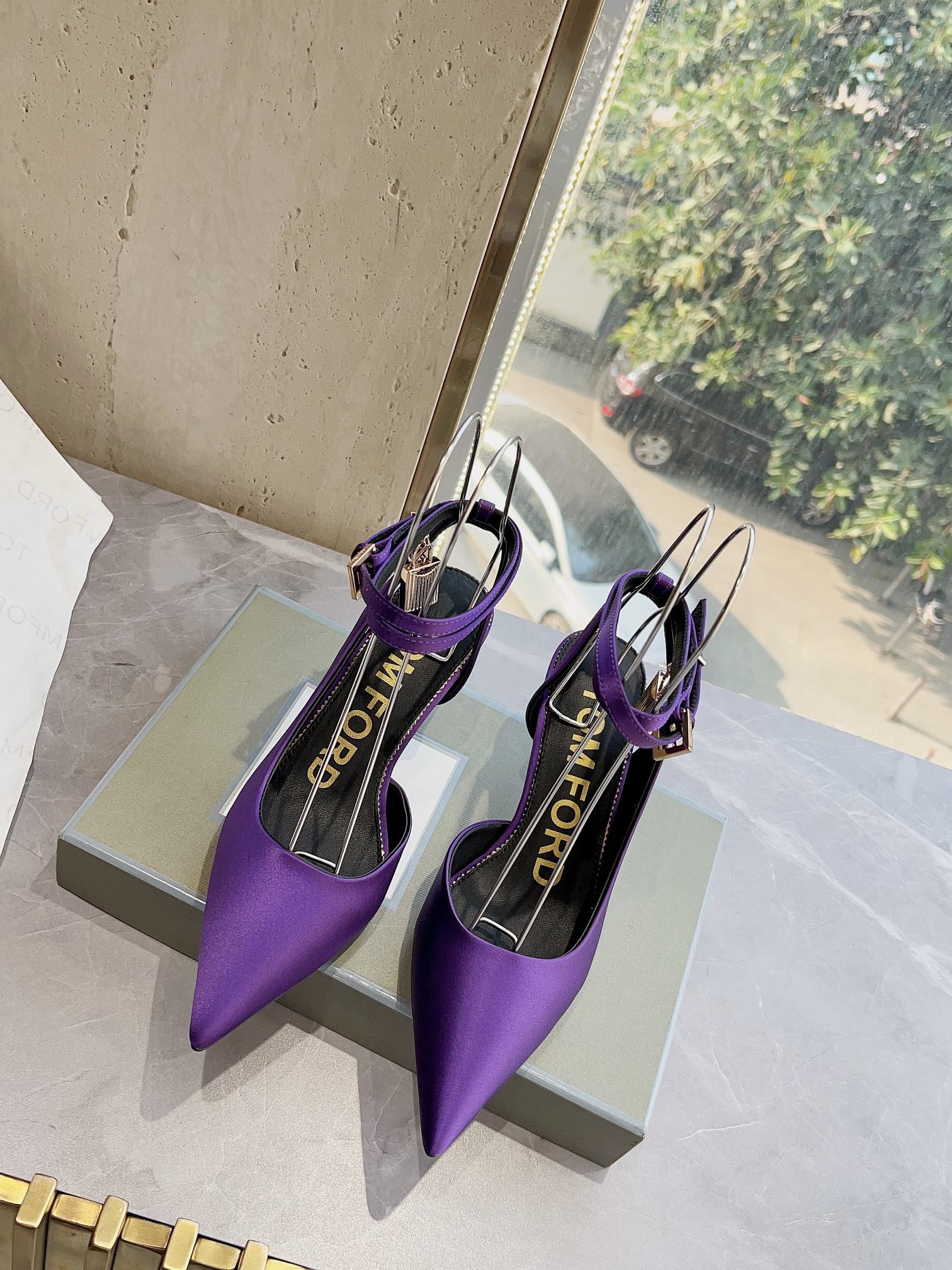 𝐓𝐎𝐌𝐅𝐎𝐑𝐃｜𝟐𝟎𝟐𝟑𝐒𝐒/𝐧𝐞𝐰  Dolce & Ga women's jeweled buckle jacquard raglan heels