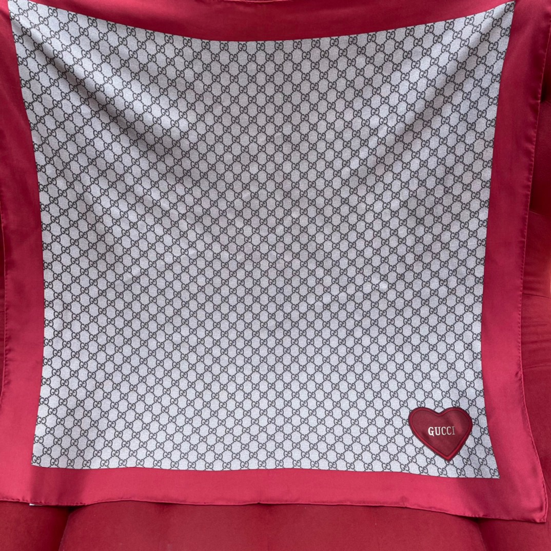 GUCCI silk scarves with classic presbyopia elements