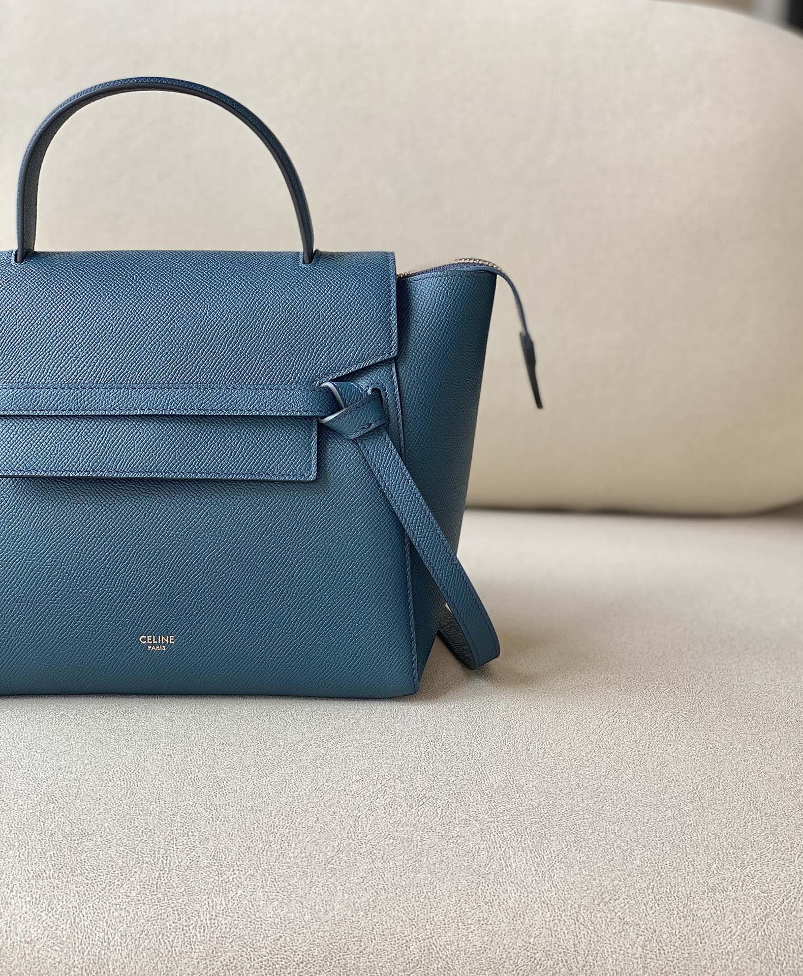 𝐂𝐞𝐥𝐢𝐧𝐞 BELT MICRO BAG in grained calfskin
