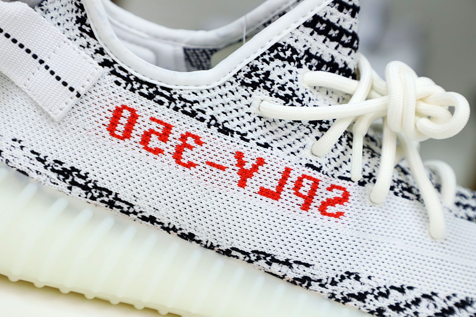 YEEZY BOOST 350 V2 ZEBRA