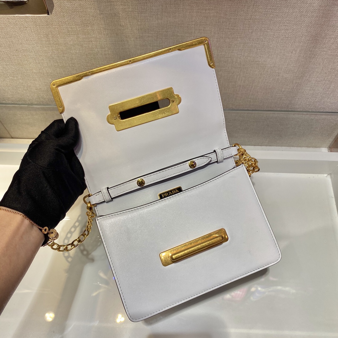 𝐏𝐑𝐀𝐃𝐀 1BH018 Classic Hot