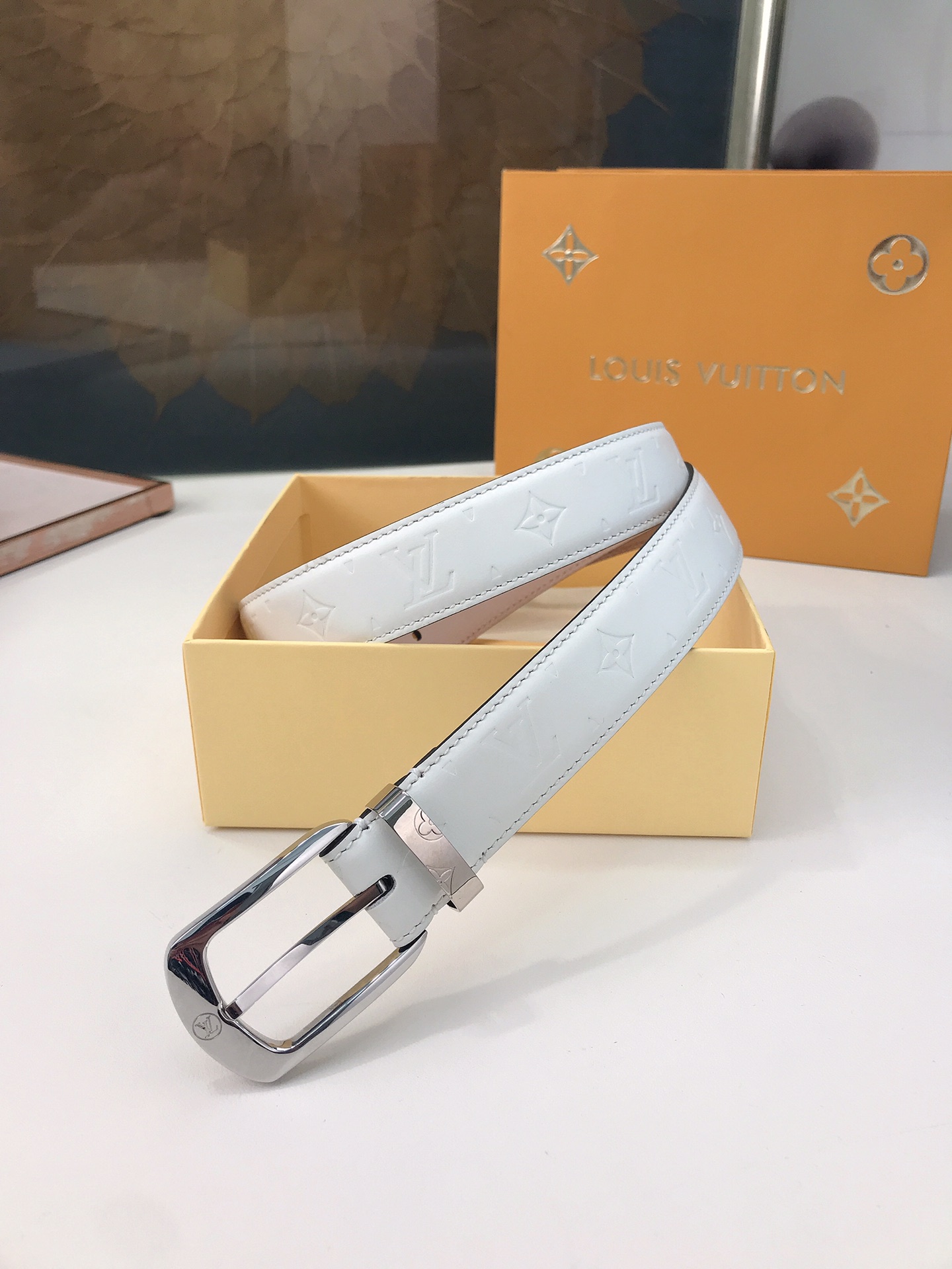 LOUIS VUITTO belt is double-sided with Italian original custom imported cowhide embossing