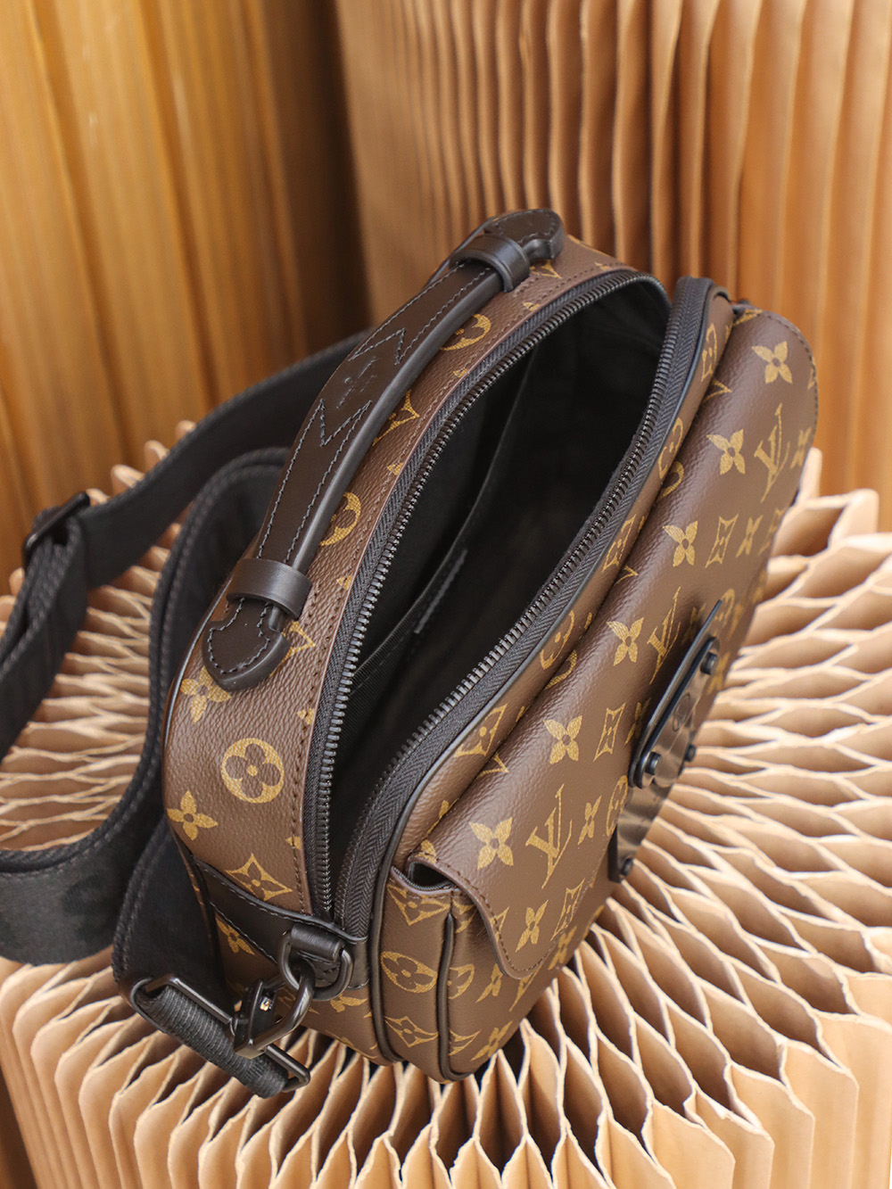 Louis Vuitton 𝐒 𝐋𝐎𝐂𝐊 messenger bag M45806