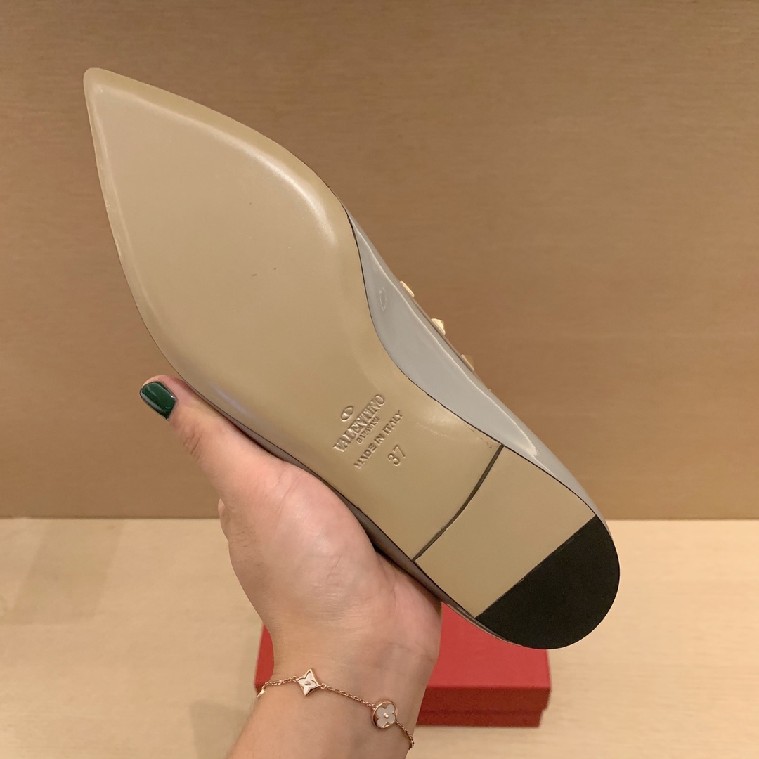 【Valentino】𝟐𝟎𝟐𝟏/𝐒𝐒 𝐧𝐞𝐰 Valentino studded flat shoes top version OEM level exclusive models