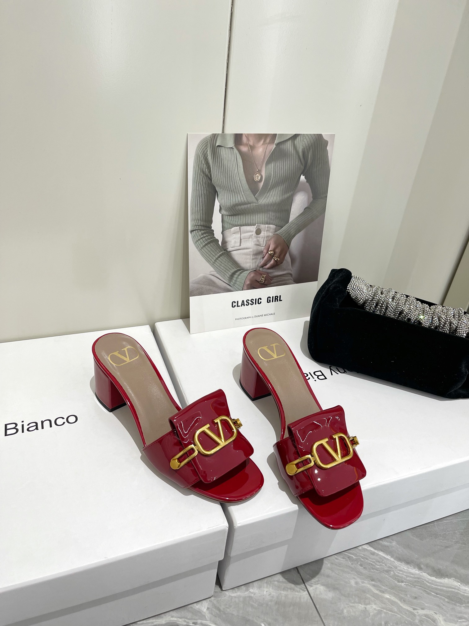 【Valentino】𝟐𝟎𝟐𝟏/𝐒𝐒 𝐧𝐞𝐰  Valentino 2022 / fw spring and summer new women's slippers