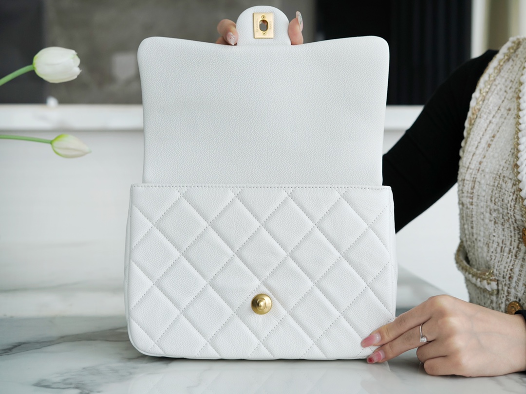 𝗖𝗛𝗔𝗡𝗘𝗟✦𝗖𝗹𝗮𝘀𝘀𝗶𝗰 𝗙𝗹𝗮𝗽23P spring and summer new love heart adjustment buckle large genuine leather