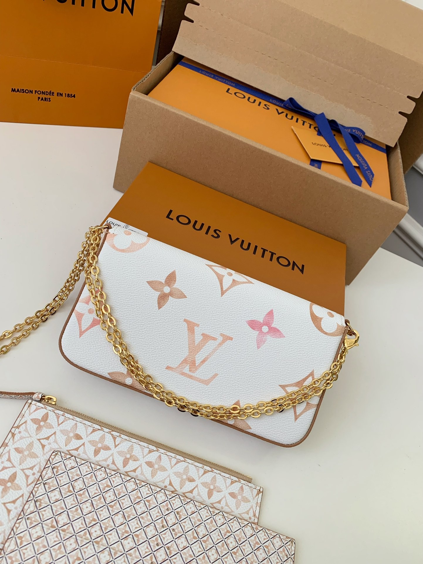 Louis Vuitton 2023 New POCHETTE F É LICIE Handbag M82520, 21 * 12 * 3cm