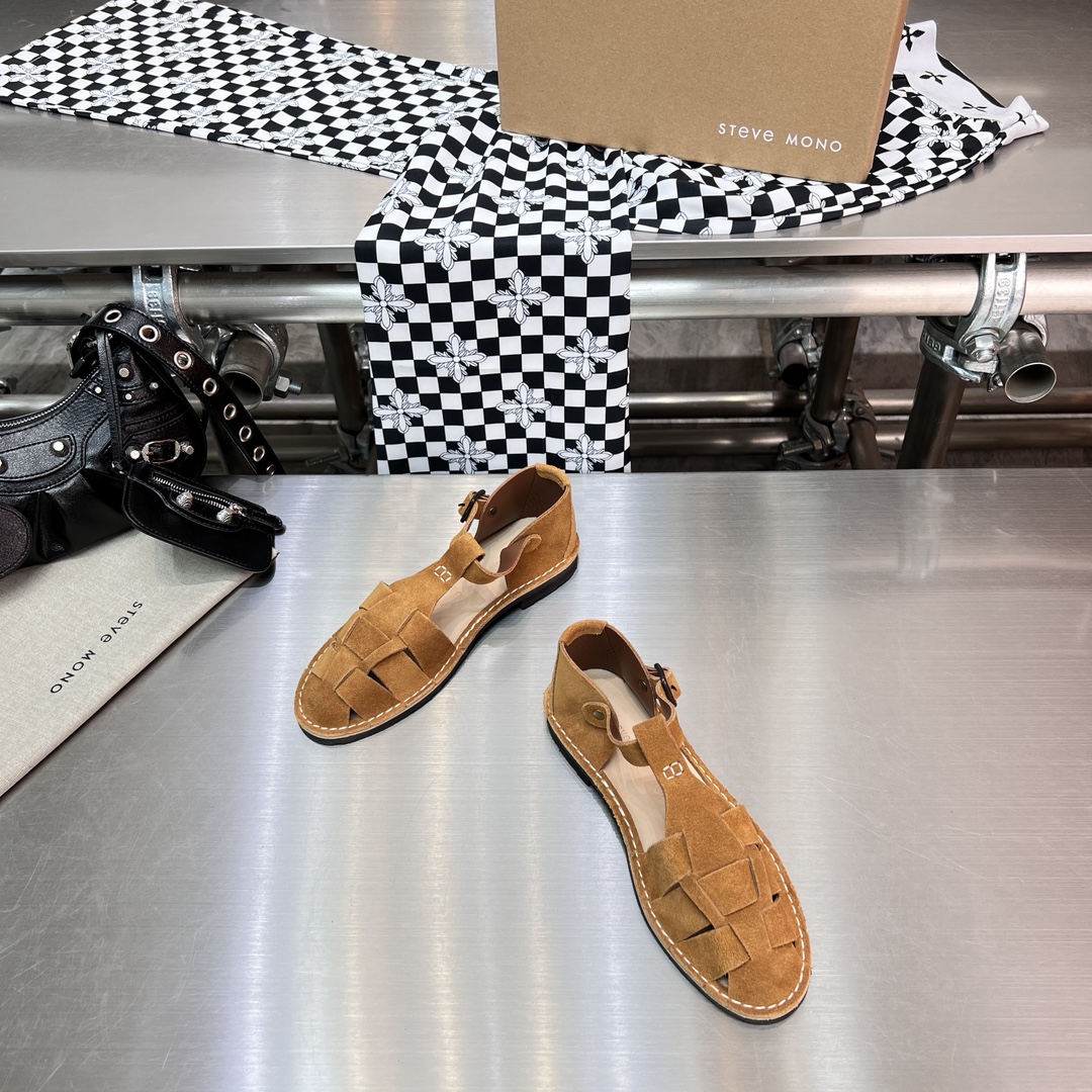 𝐒𝐭𝐞𝐯𝐞 𝐌𝐨𝐧𝐨｜𝟐𝟎𝟐𝟑𝐒𝐒/𝐧𝐞𝐰 A pair of fully handmade sandals using Goodyear practices