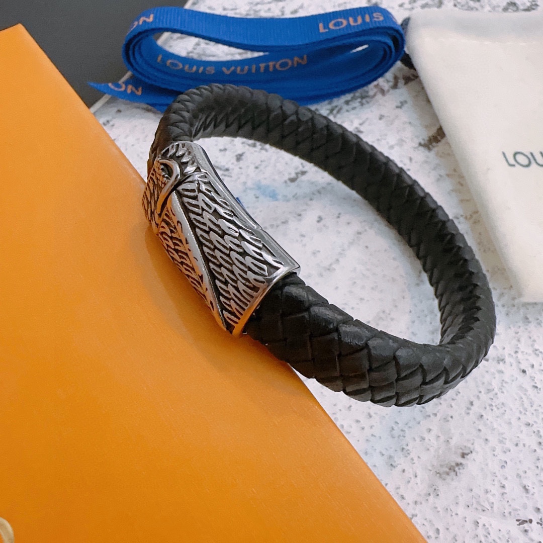 Louis Vuitton Cowhide bracelet, couple's style, length 22cm, adjustable and changeable