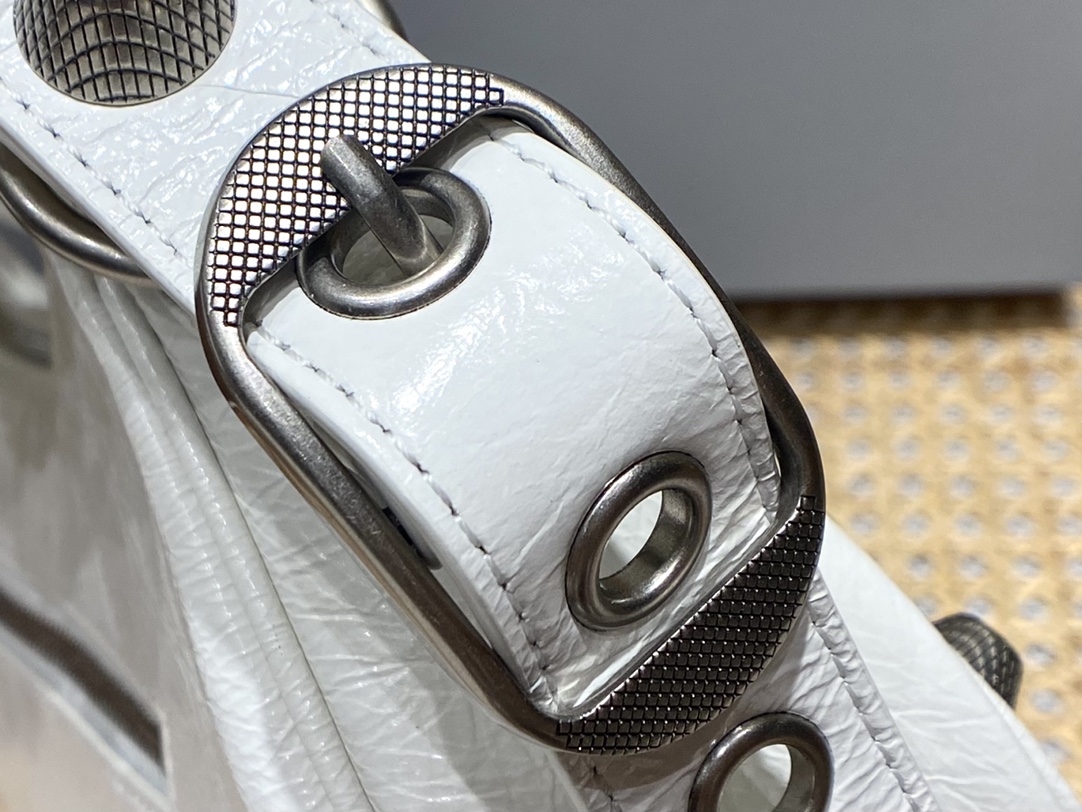 BALENCIAGA 𝐋𝐞 𝐂𝐚𝐠𝐨𝐥𝐞 Moon Bag