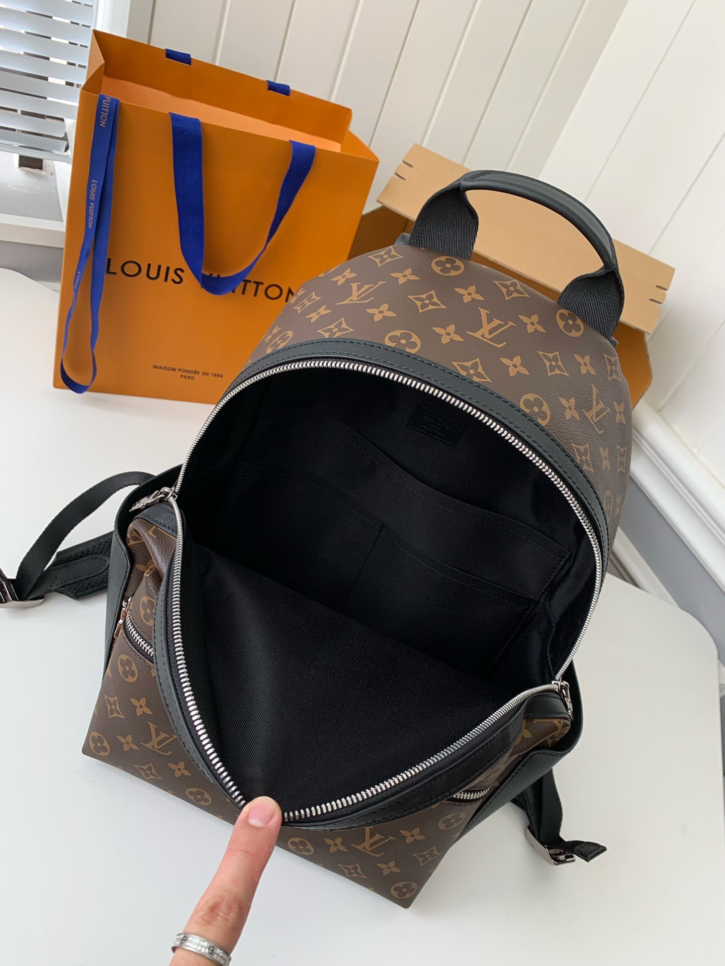 Louis Vuitton 24s New DISCOverY Small Backpack M46684, Top Quality ​Size: 29 * 38 * 20cm