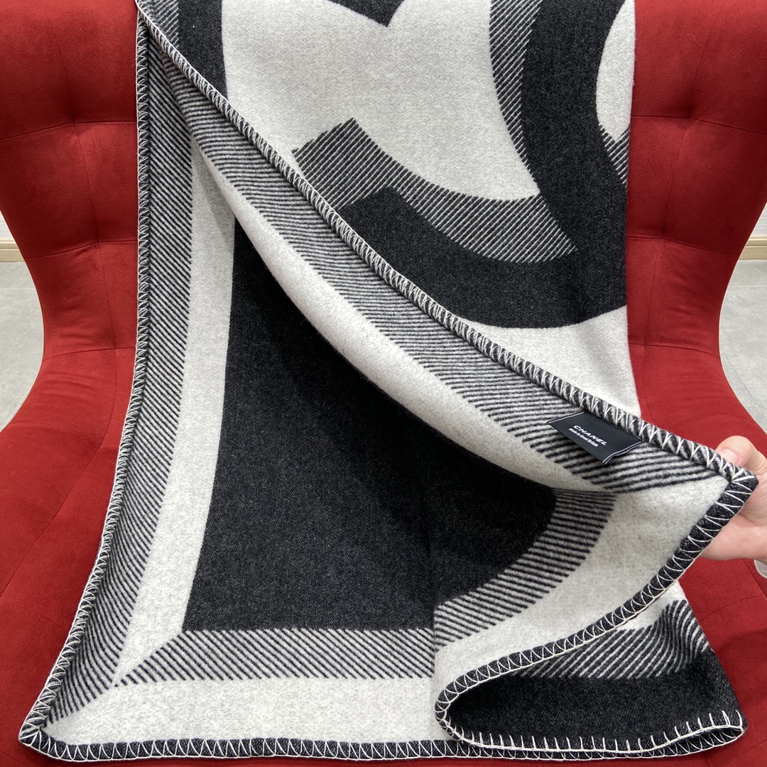 𝐂𝐡𝐚𝐧𝐞𝐥 [Black and gray - blanket]