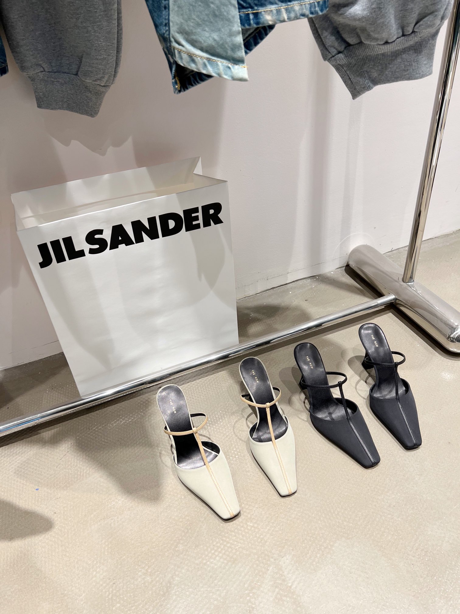 𝐓𝐡𝐞 𝐫𝐨𝐰 ｜𝟐𝟎𝟐𝟐/𝐒𝐒 𝐧𝐞𝐰 Retro minimalist wrap-around heels Custom leather Original outsole