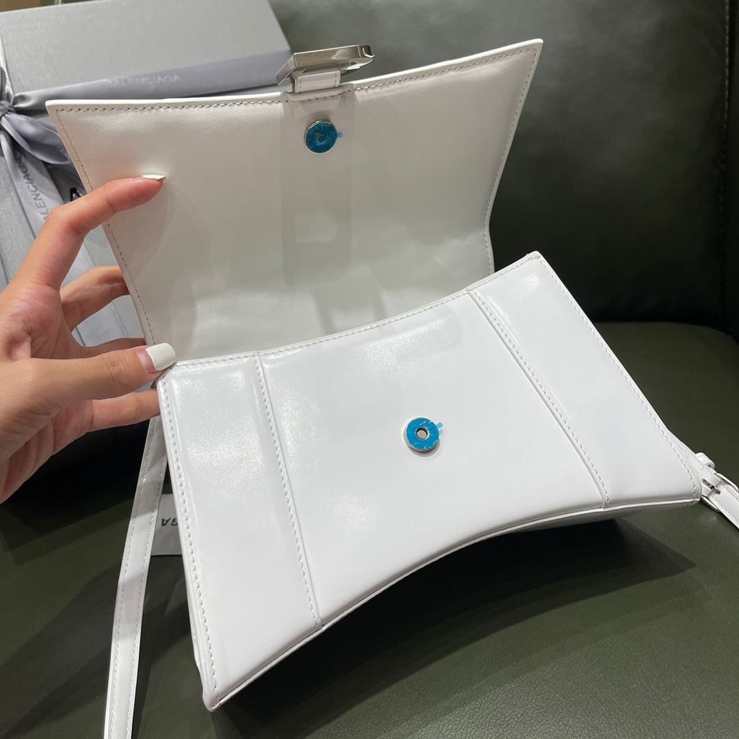 BALENCIAGA 𝐇𝐨𝐮𝐫𝐠𝐥𝐚𝐬𝐬 𝐒 The hourglass bag of the fashion world
