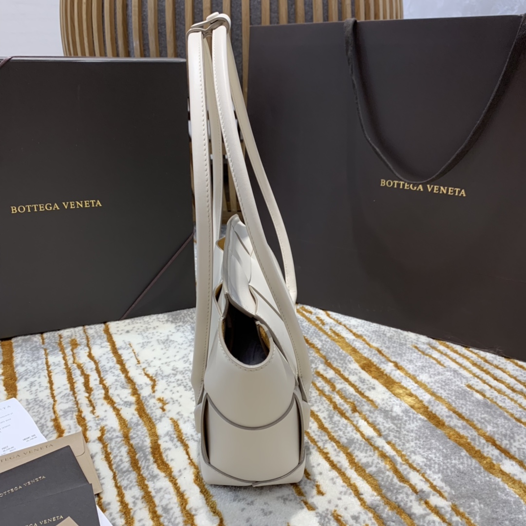 Bottega Veneta  𝙏𝙝𝙚 𝘼𝙧𝙘𝙤 𝟯𝟯 #575943