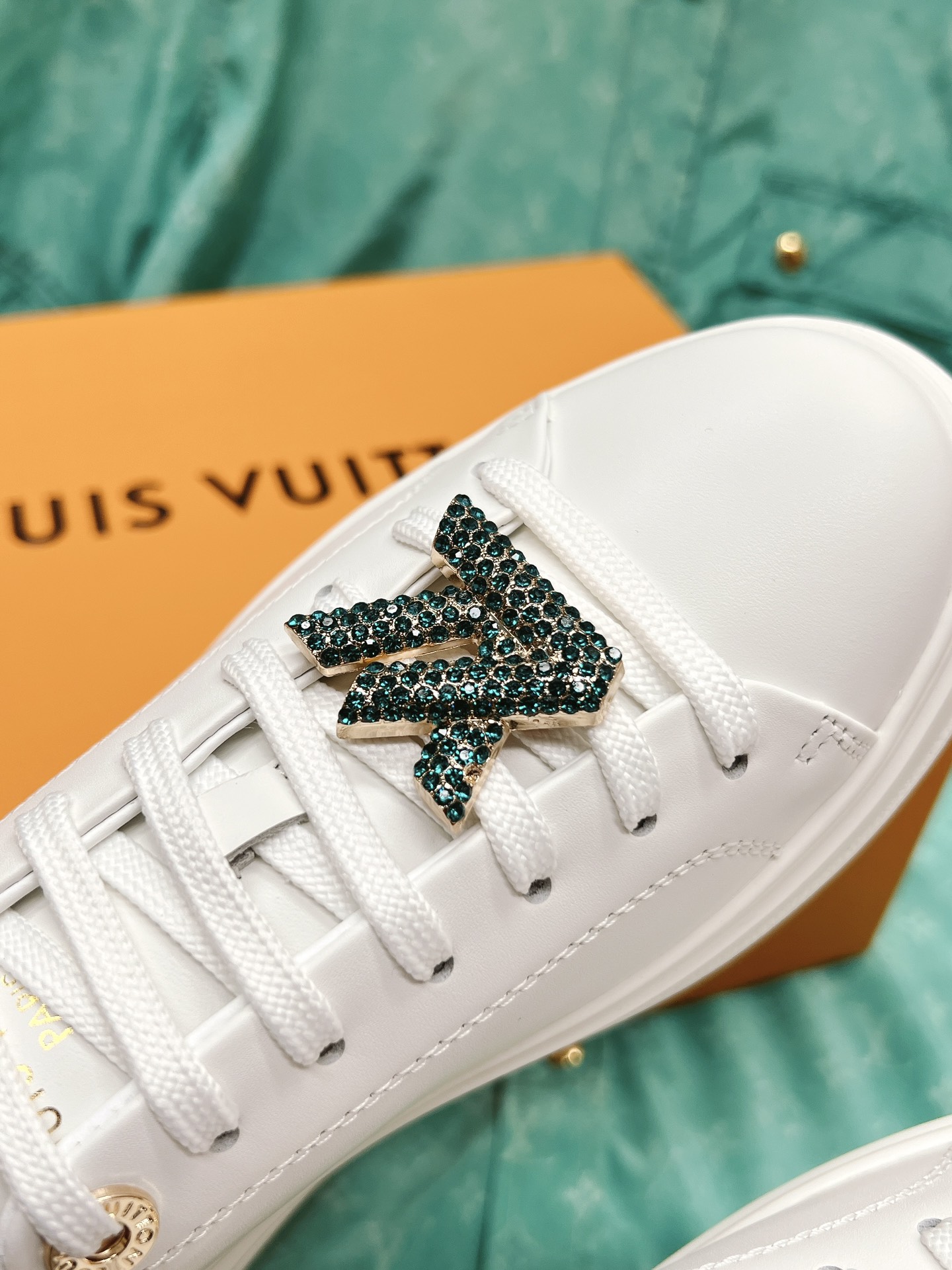 Louis Vuitton's new letter rhinestone white shoes series is new🆕