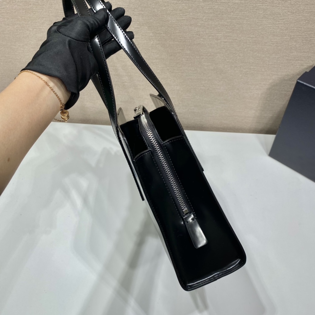 𝐏𝐑𝐀𝐃𝐀 New shopping bag 1BA350