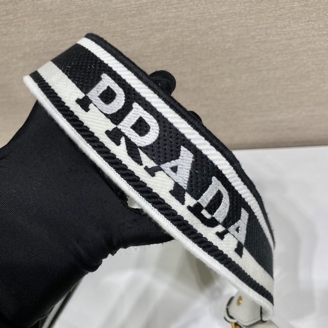 𝐏𝐑𝐀𝐃𝐀 New Crossbody Bag 1BD317