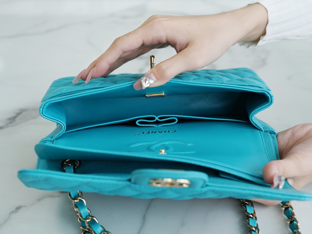 𝐂𝐇𝐀𝐍𝐄𝐋 Classic Flap washed cowhide is made from the most delicate calves just born washed fetal cow small 🦚 peacock blue