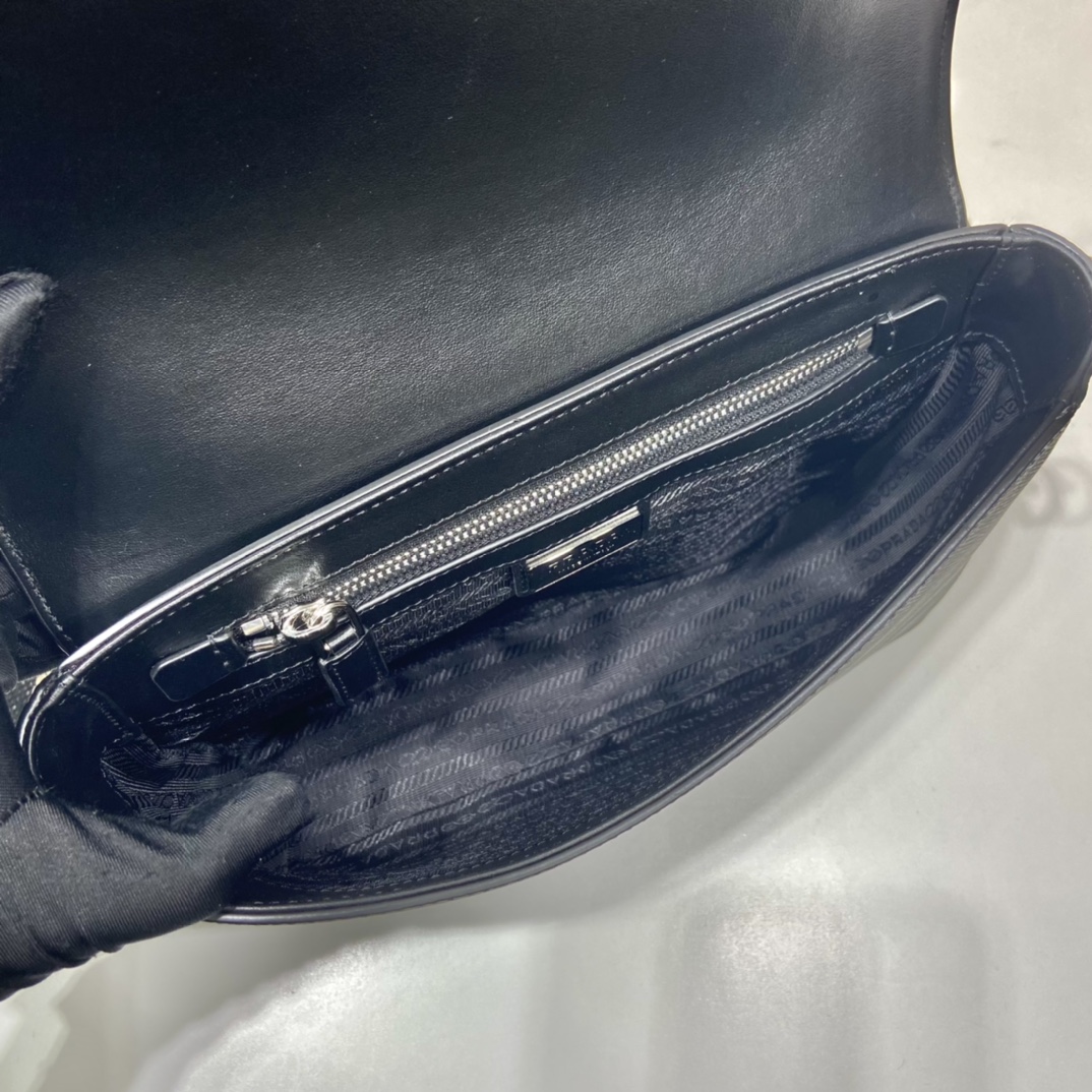 𝐏𝐑𝐀𝐃𝐀 Crossbody bag 2VD046