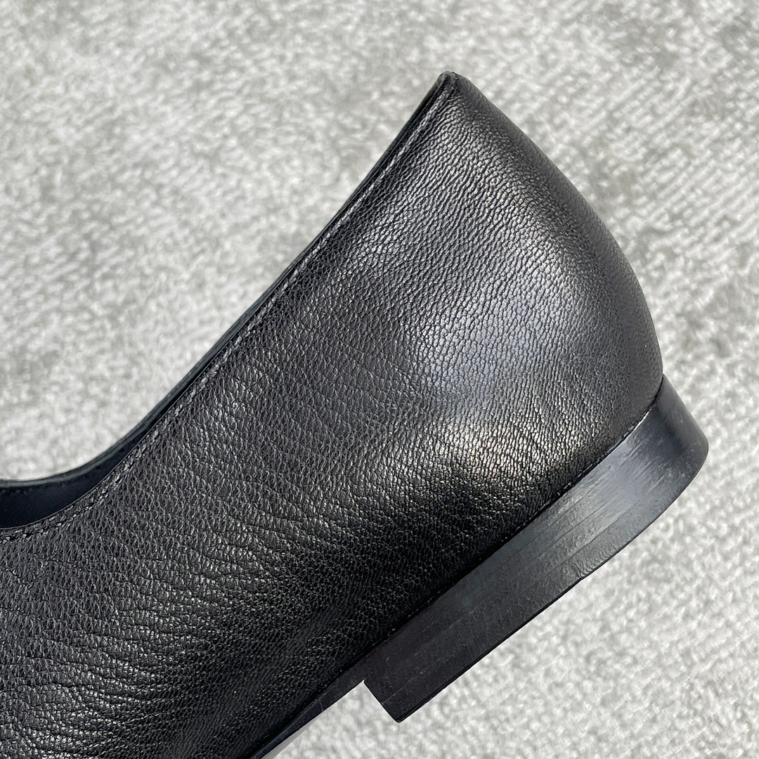 CHANEL Xiao Xiang's new double strap ballet shoes above the buckle on the small diamonds of the delicate shine