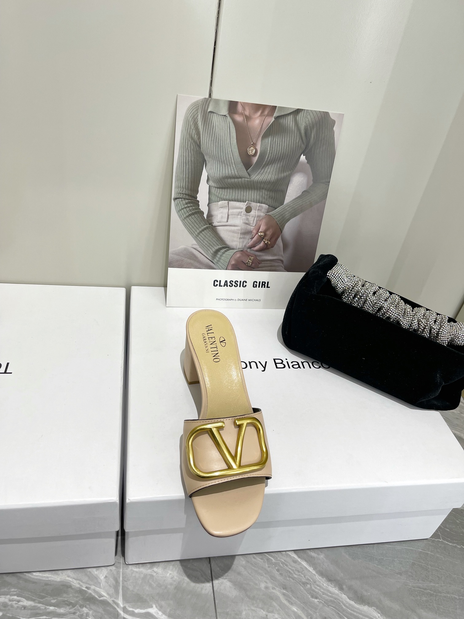 【Valentino】𝟐𝟎𝟐𝟏/𝐒𝐒 𝐧𝐞𝐰  Valentino 2022 / fw spring and summer new women's slippers
