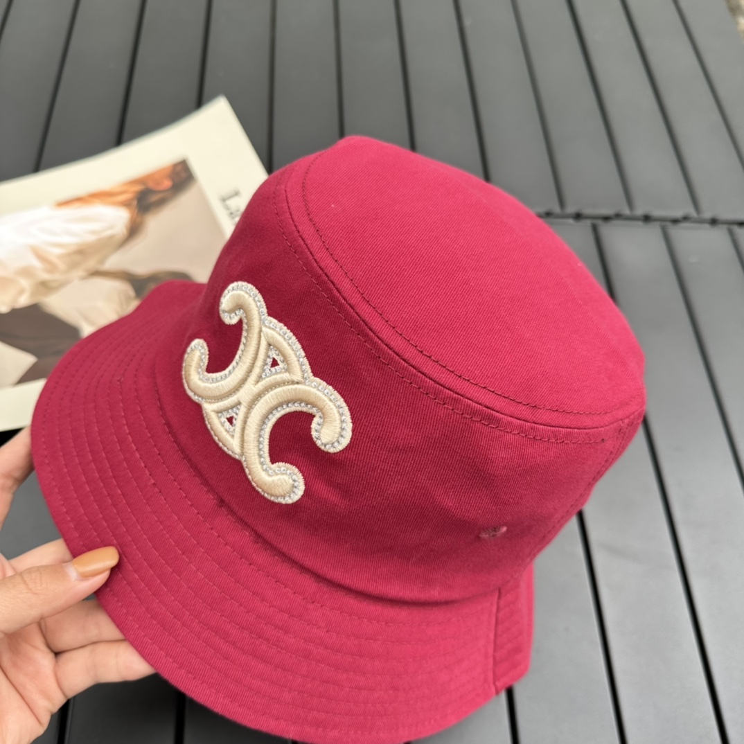 Celine's original single fisherman hat, his sun hat with a large brim