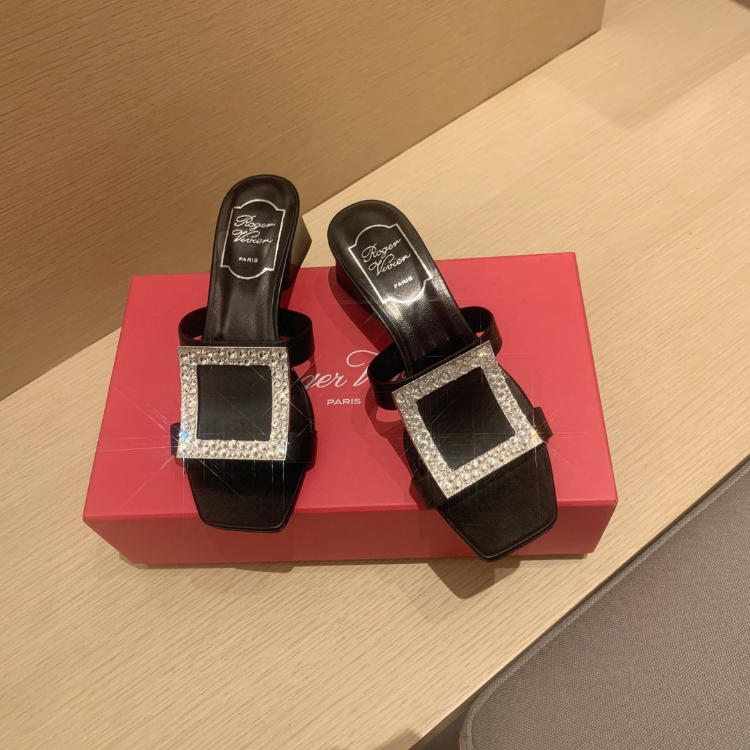 Roger vivier | 𝟐𝟎𝟐𝟏/𝐒𝐒 𝐧𝐞𝐰 2021 Summer Slippers Bikiviv' Metal Buckle PVC Mule Shoes