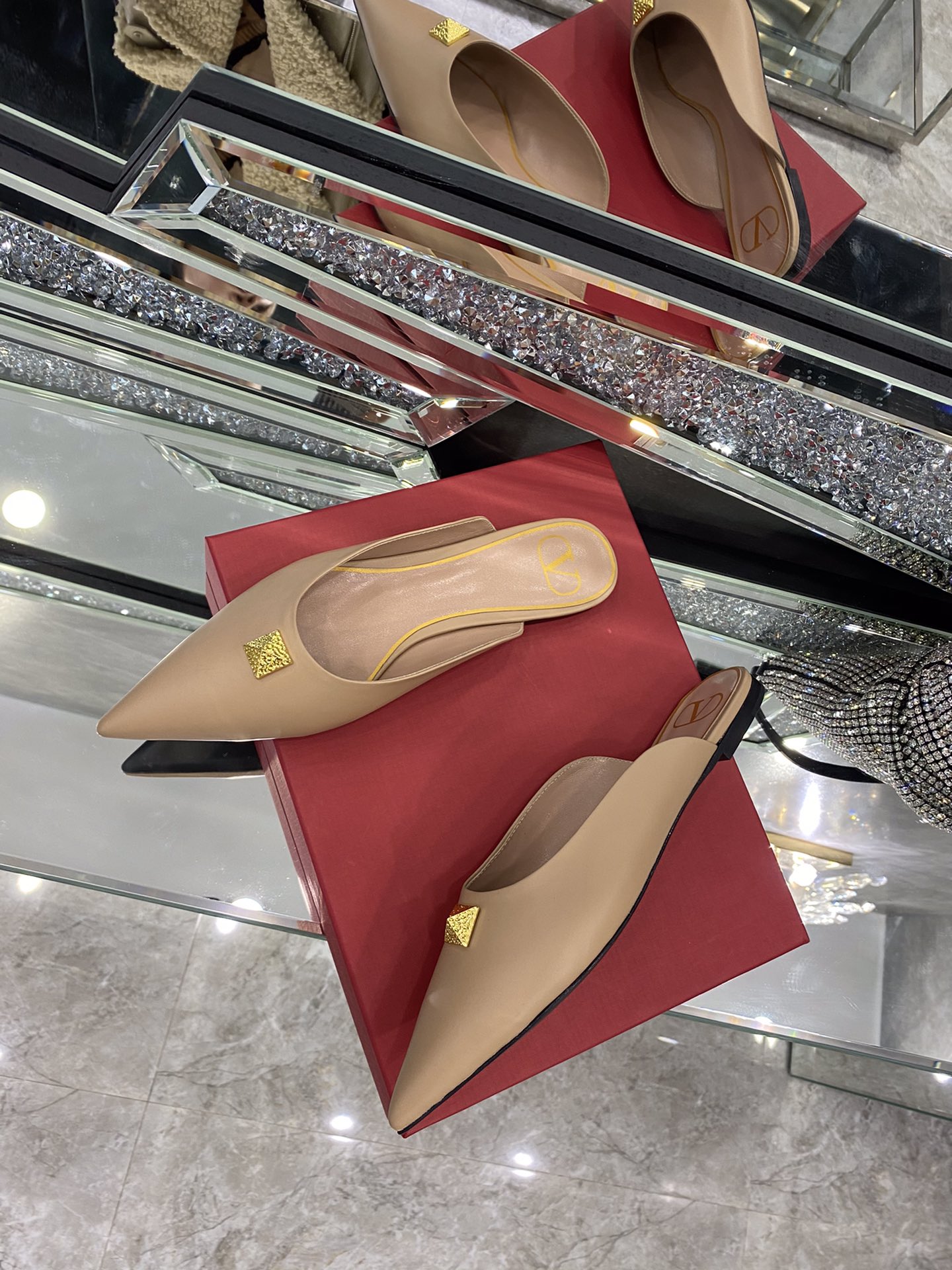 【Valentino】𝟐𝟎𝟐𝟏/𝐒𝐒 𝐧𝐞𝐰 The latest series of counter perfect details original matte open edge bead leather