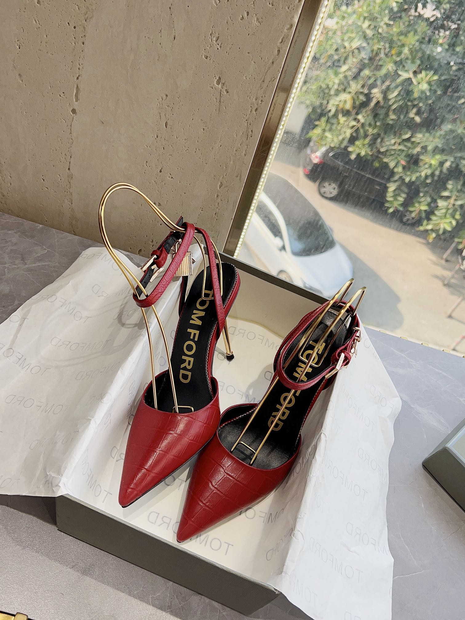 𝐓𝐎𝐌𝐅𝐎𝐑𝐃｜𝟐𝟎𝟐𝟑𝐒𝐒/𝐧𝐞𝐰  Dolce & Ga women's jeweled buckle jacquard raglan heels