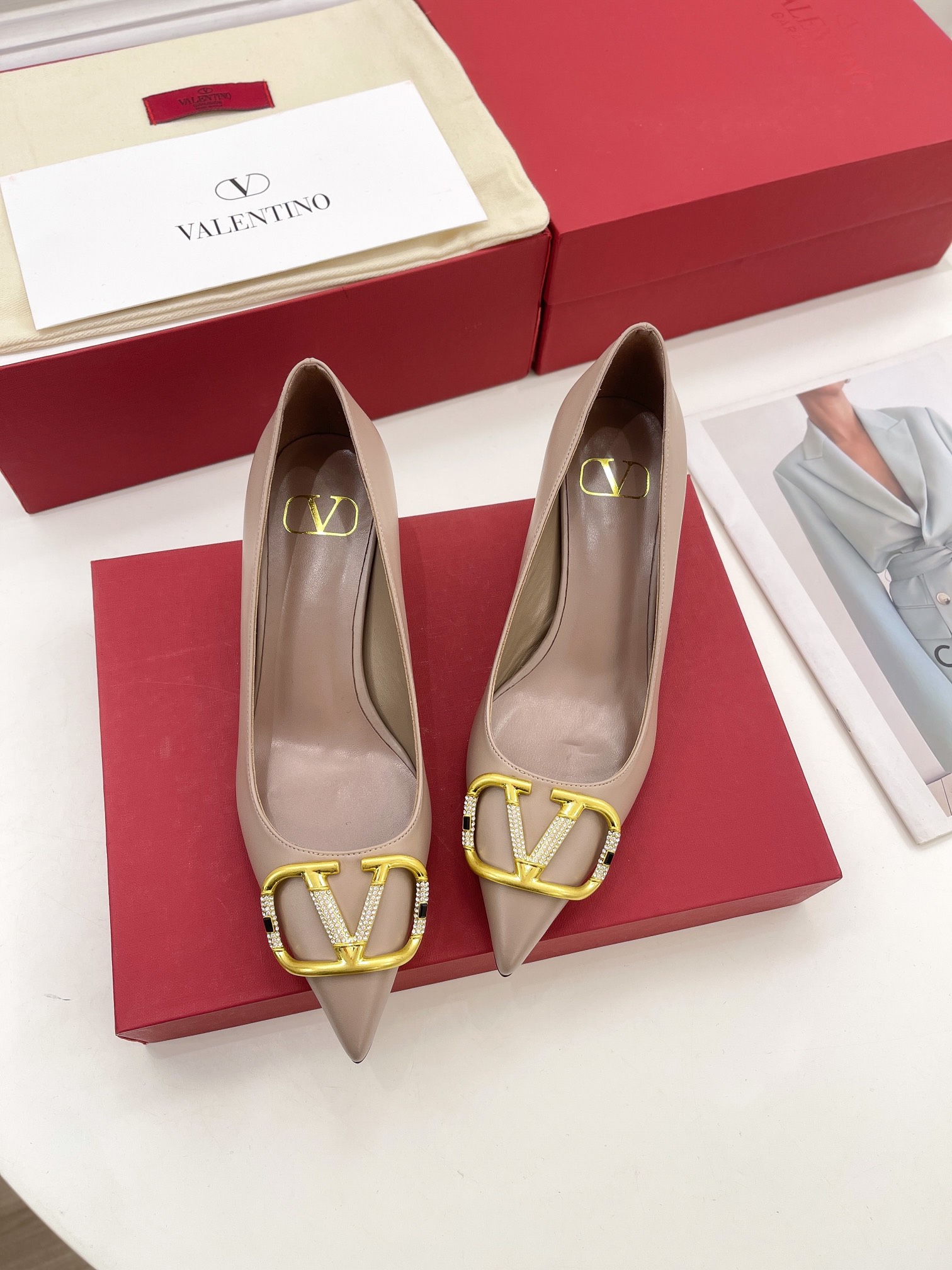 【Valentino】𝟐𝟎𝟐𝟏/𝐒𝐒 𝐧𝐞𝐰 Valentino 2022 spring and summer new large V diamond buckle high heels on the new