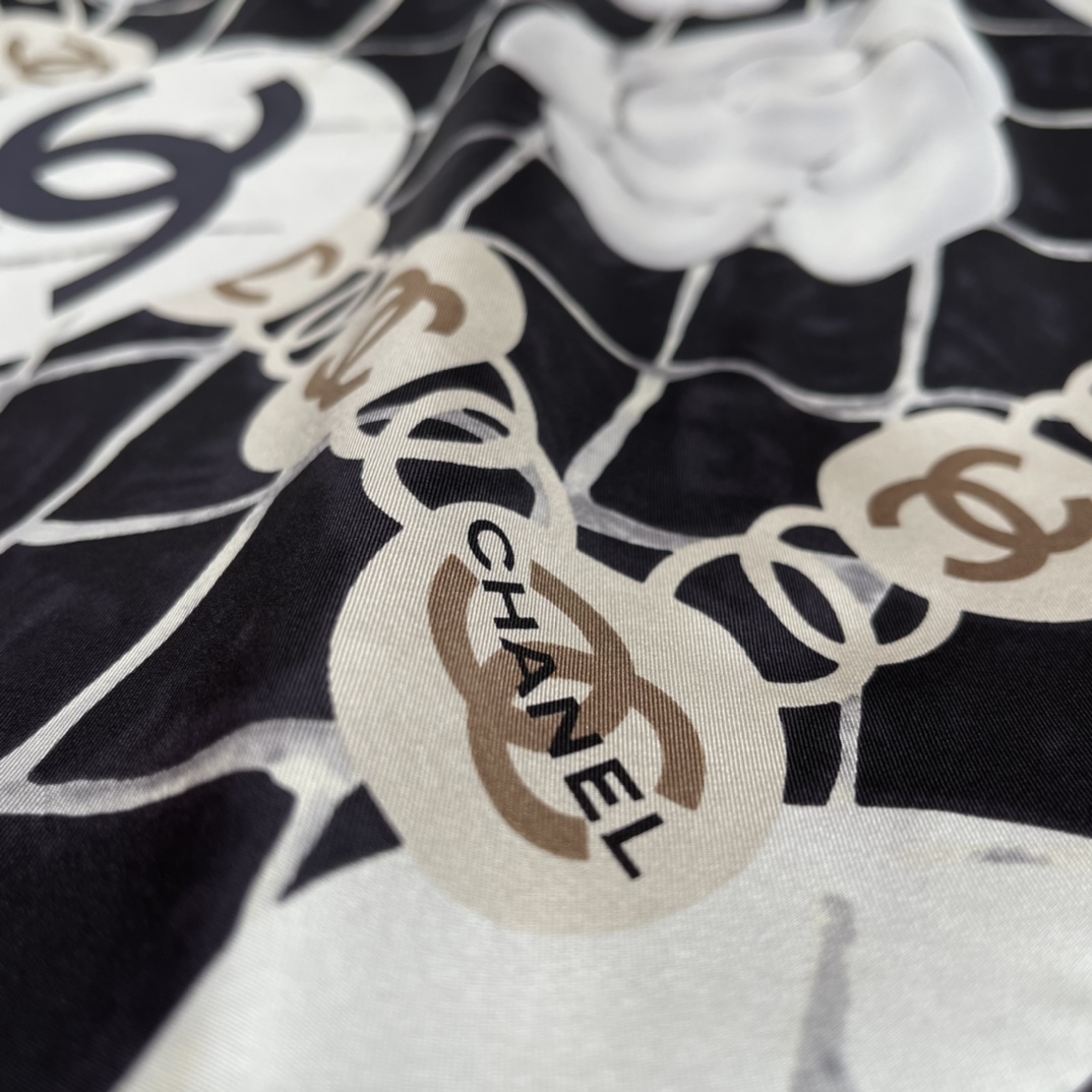 𝐂𝐡𝐚𝐧𝐞𝐥 The hottest square scarf in the camellia element 100% mulberry silk 90*90CM