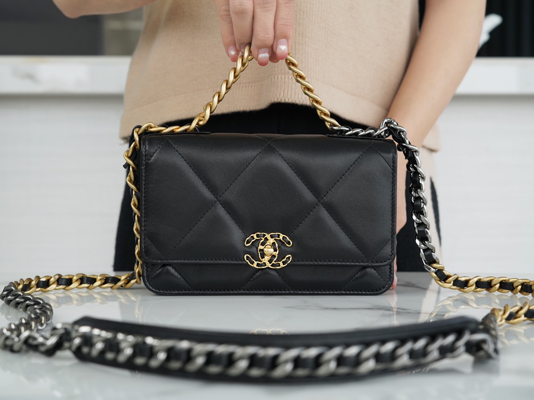 CHANEL 19Bag 𝑾𝒐𝒄 23p gold buckle black