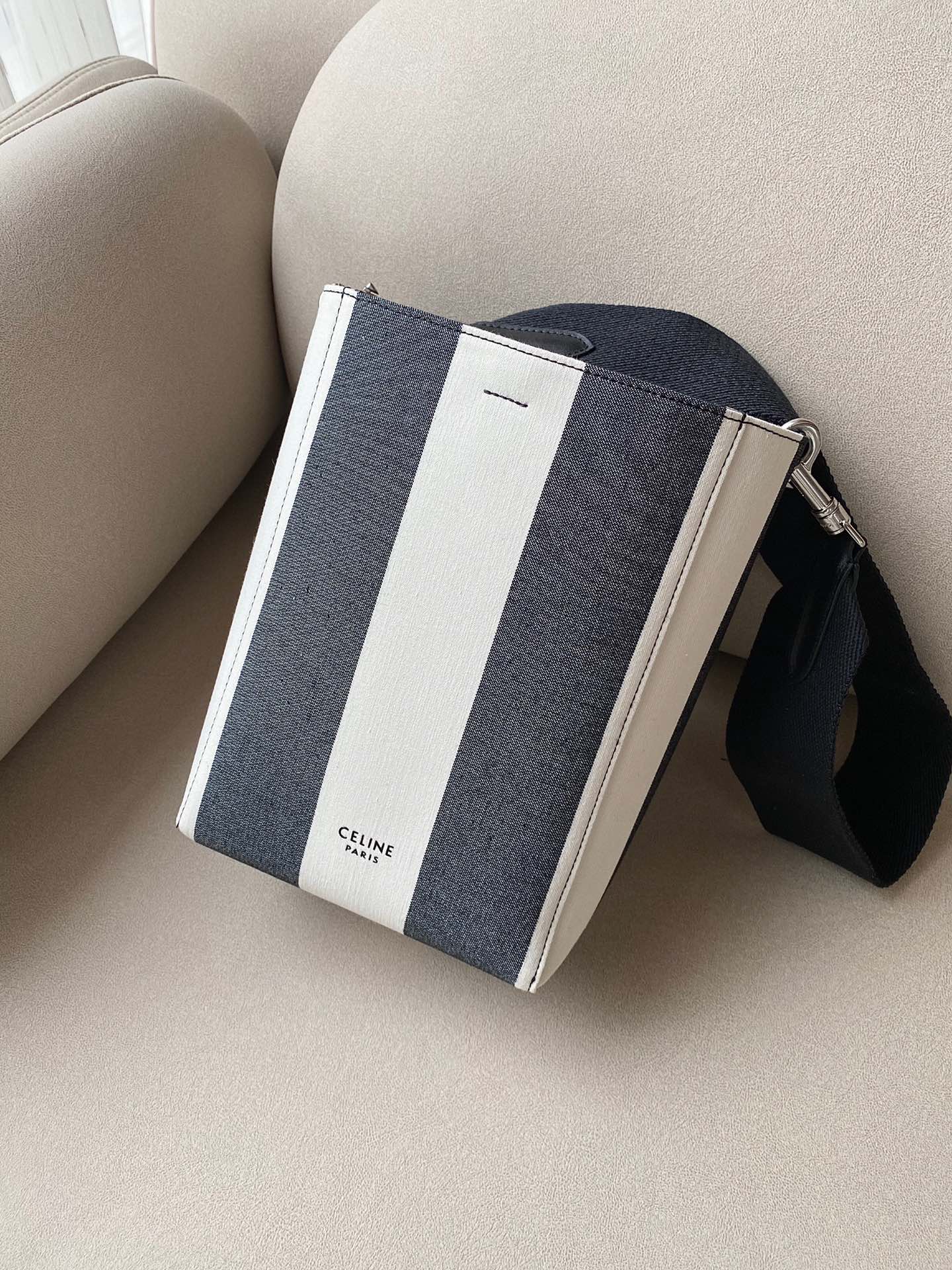 𝐂𝐞𝐥𝐢𝐧𝐞 SANGLE BUCKET Small wide striped fabric bucket bag