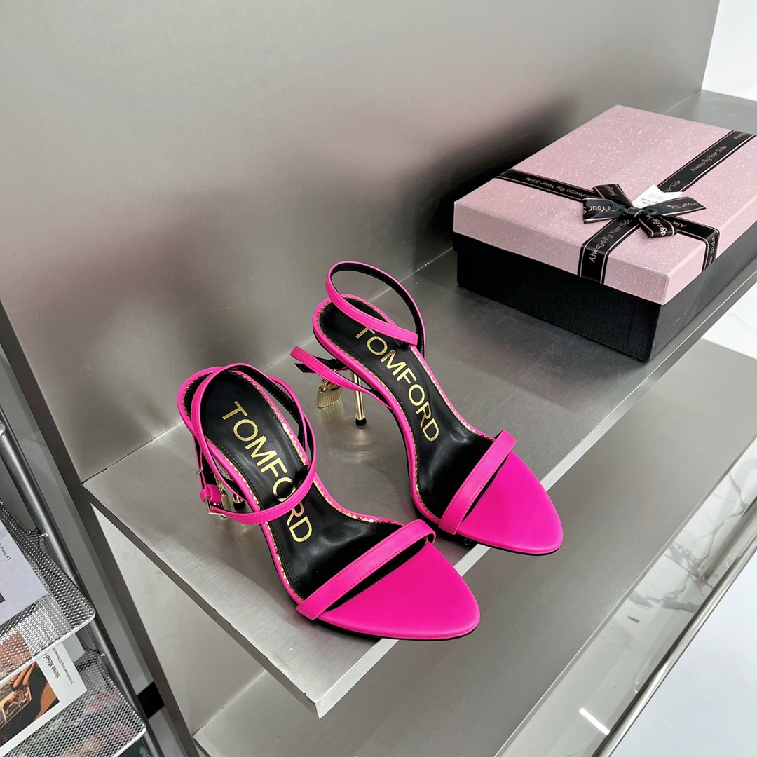 𝒕𝒐𝒎𝒇𝒐𝒓𝒅 𝟐𝟎𝟐𝟐/𝐒𝐒 𝐧𝐞𝐰 TF Tom Ford Gold Heel Padlock Sandals