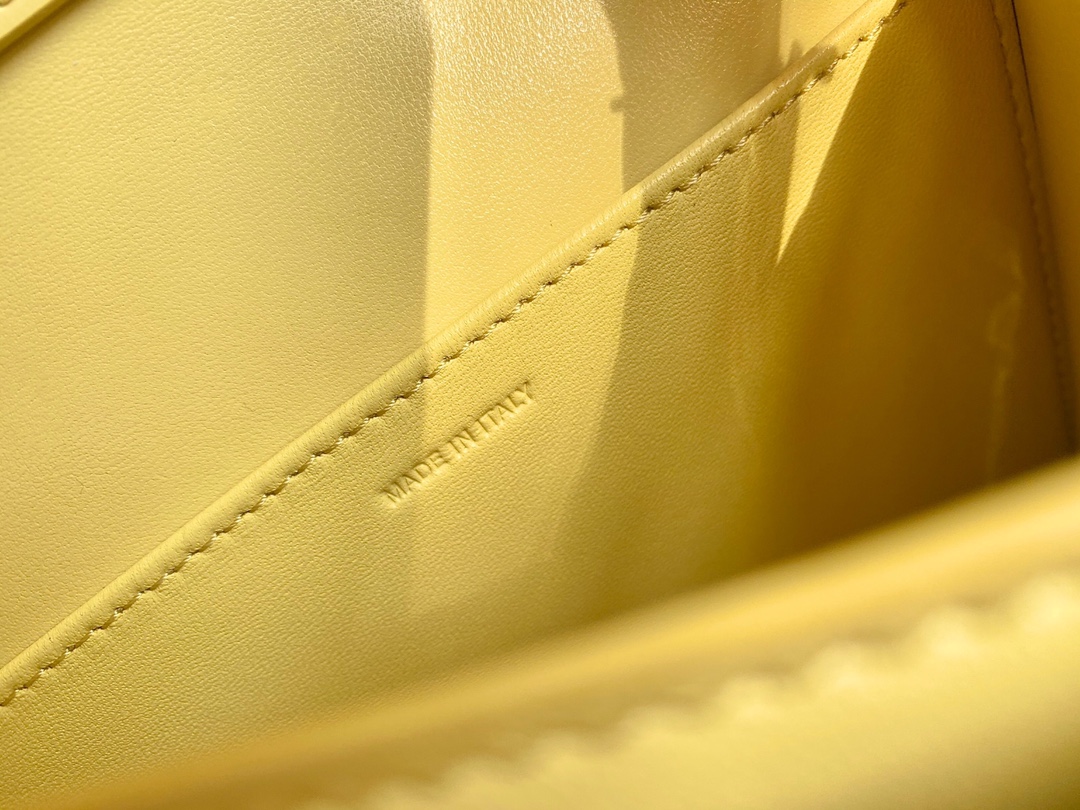 𝐂𝐞𝐥𝐢𝐧𝐞 Box Teen bag in polished calfskin