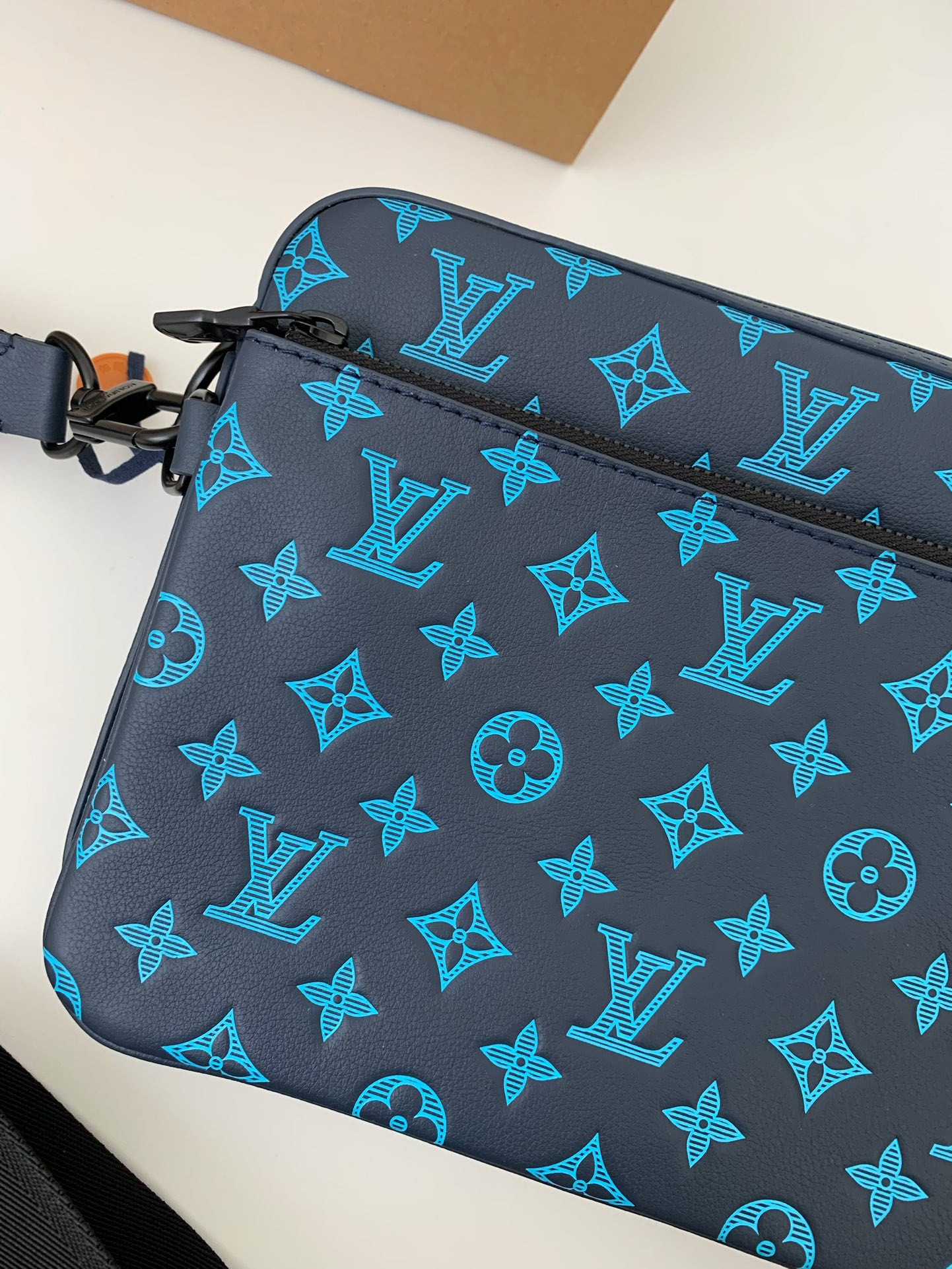 LOUIS VUITTON TRIO Full Leather Messenger Bag M46604