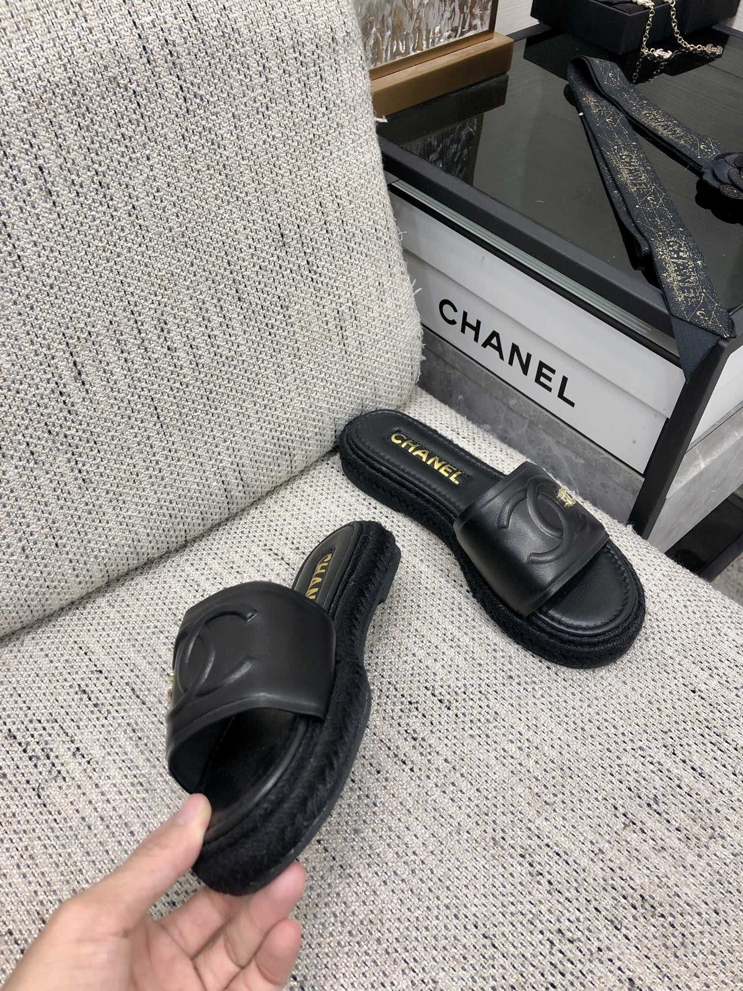CHANEL 2023 spring and summer latest electric embroidery honey slippers Imported leather outsole