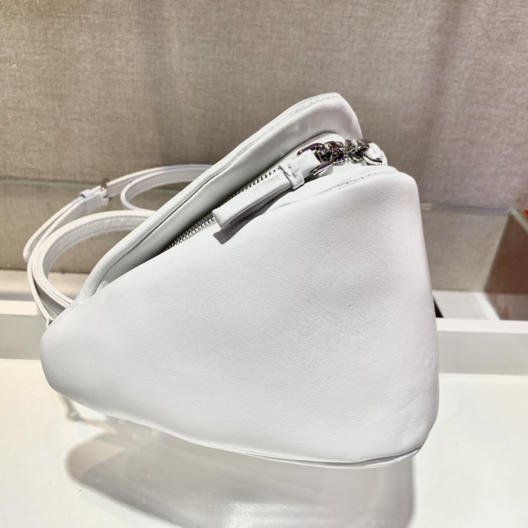 𝐏𝐑𝐀𝐃𝐀 New Women's Bag  1BA315