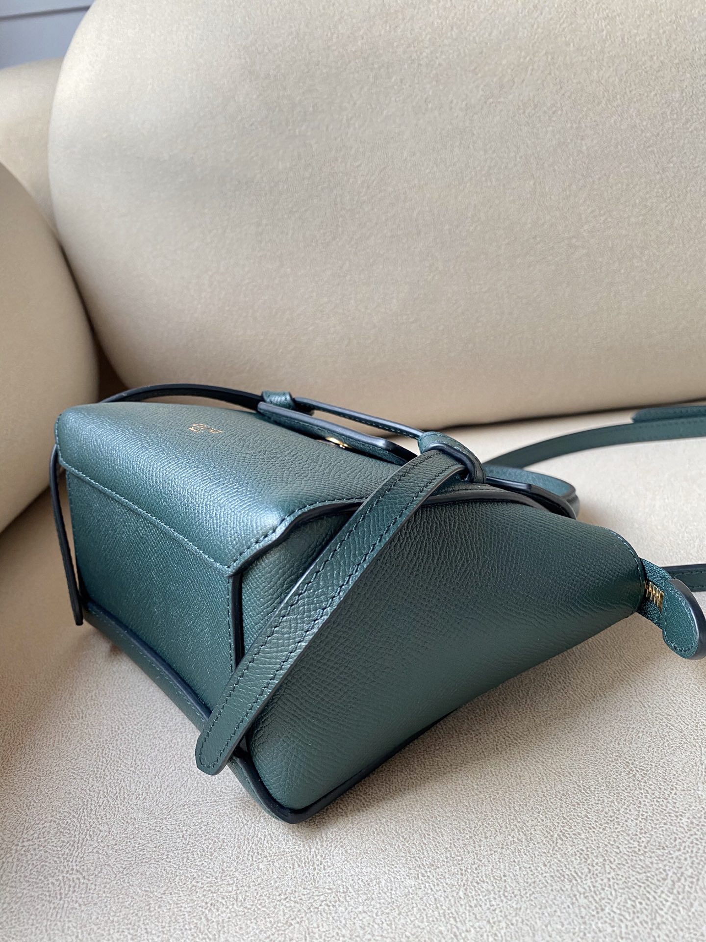 𝐂𝐞𝐥𝐢𝐧𝐞 𝐛𝐞𝐥𝐭 𝐩𝐢𝐜𝐨 𝟏𝟔𝐜𝐦 Grained Calfskin Bag