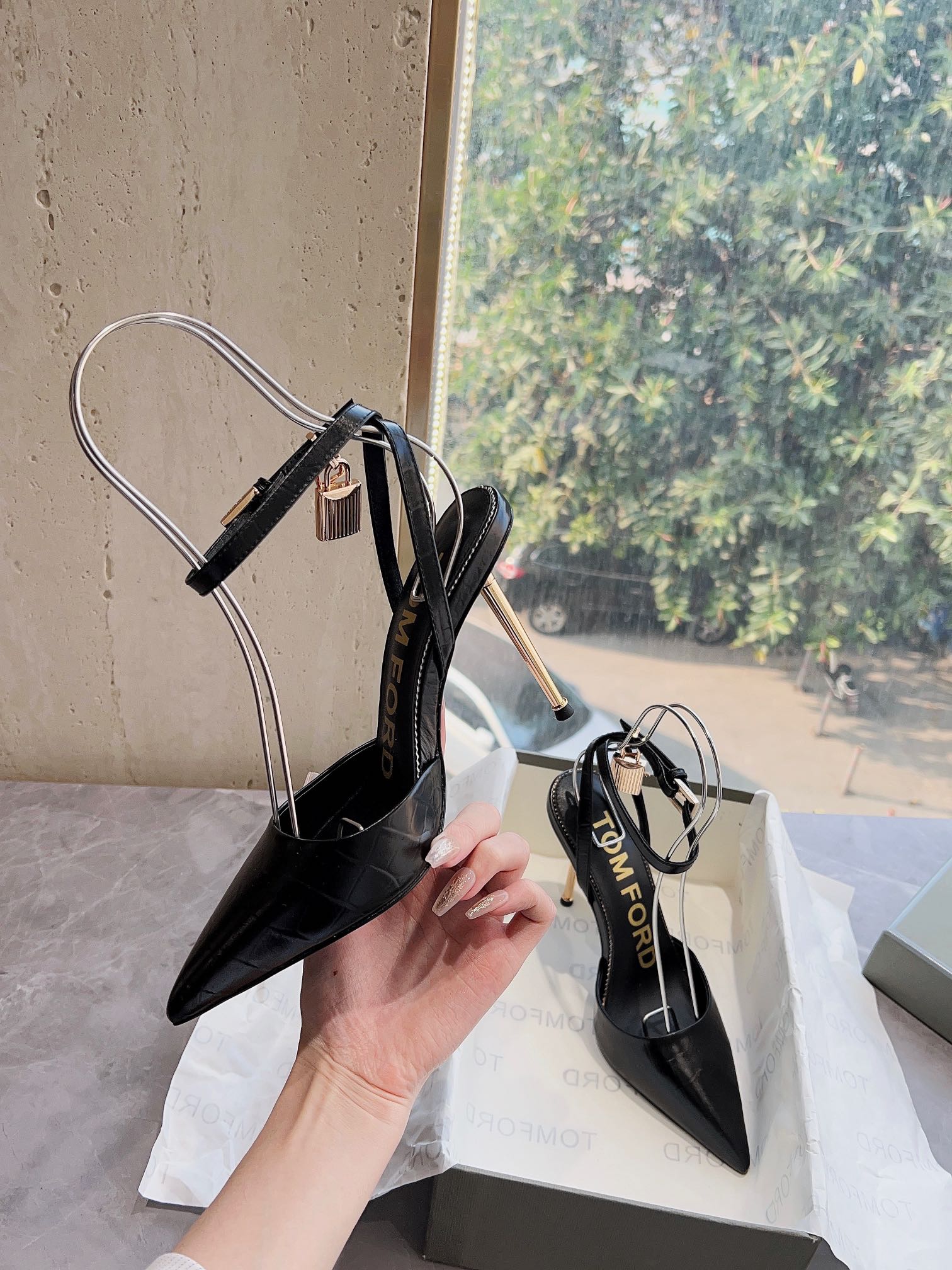 𝐓𝐎𝐌𝐅𝐎𝐑𝐃｜𝟐𝟎𝟐𝟑𝐒𝐒/𝐧𝐞𝐰  Dolce & Ga women's jeweled buckle jacquard raglan heels