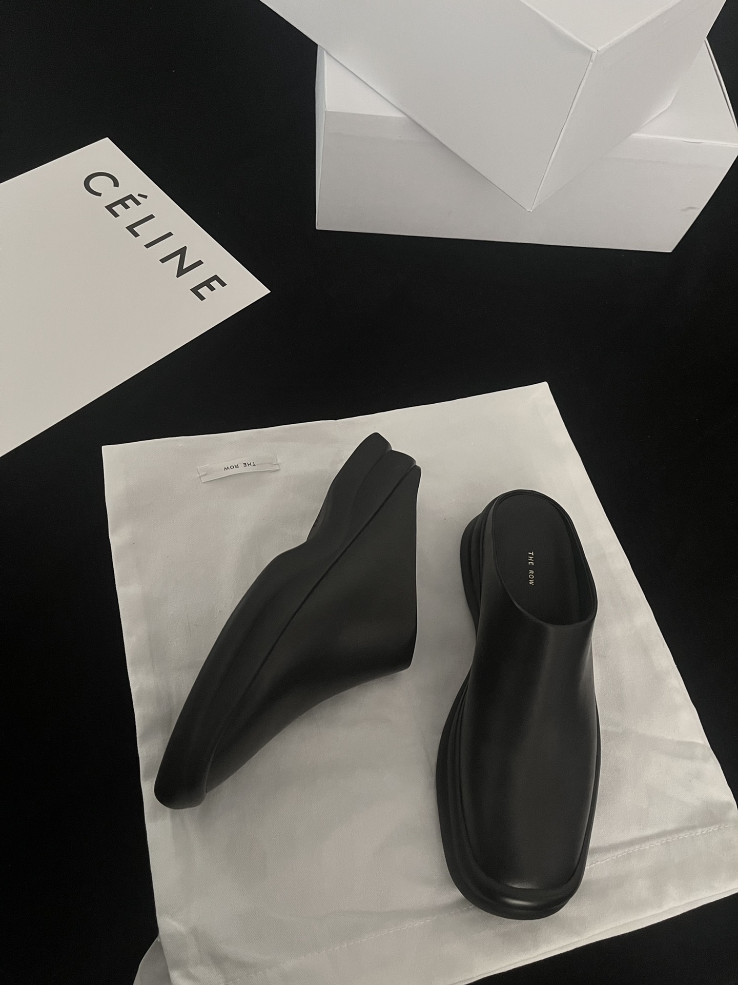 𝐓𝐇𝐄 𝐑𝐎𝐖｜𝟐𝟎𝟐𝟐/𝐒𝐒 𝐧𝐞𝐰 Still as usual minimalist design minimalist versatile Imported calfskin
