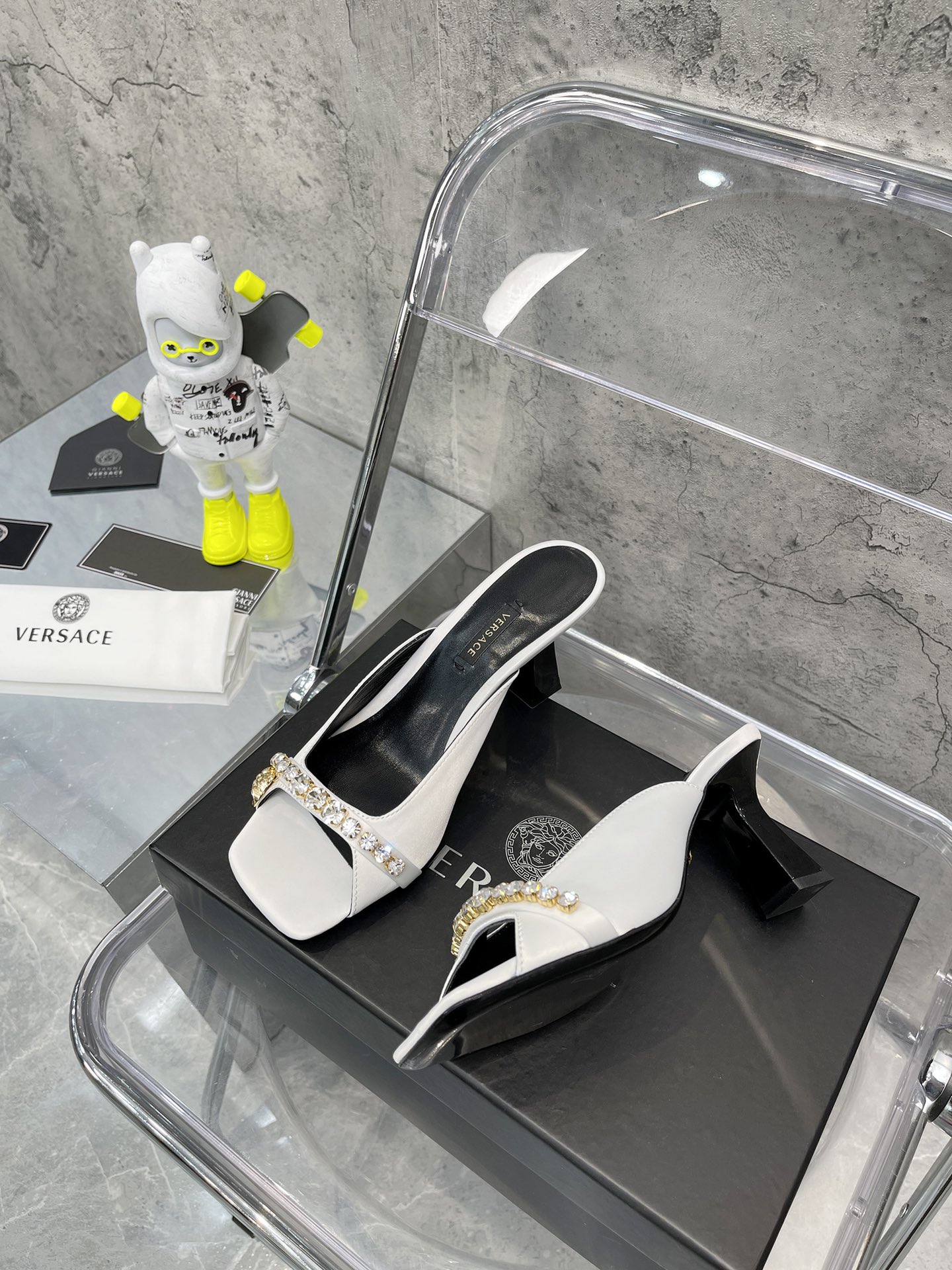 𝐕𝐞𝐫𝐬𝐚𝐜𝐞｜𝟐𝟎𝟐𝟐/𝐒𝐒 𝐧𝐞𝐰 Gold LA MEDUSA string with sparkling crystal ribbon