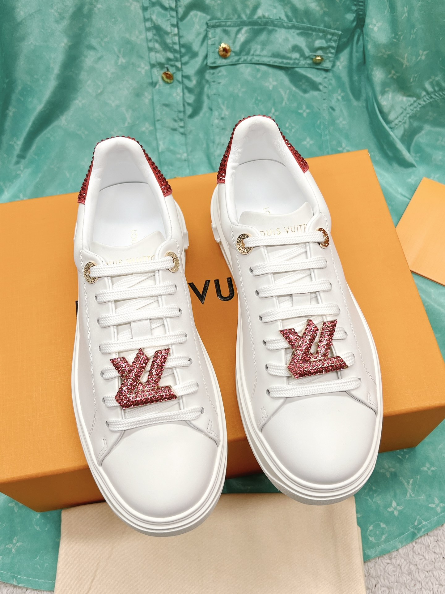 Louis Vuitton's new letter rhinestone white shoes series is new🆕