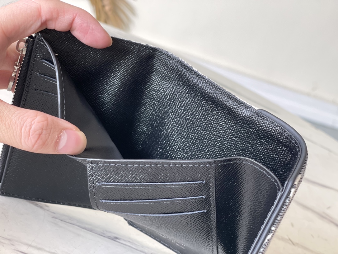 𝐋𝐎𝐔𝐈𝐒 𝐕𝐔𝐈𝐓𝐓𝐎𝐍    M81859