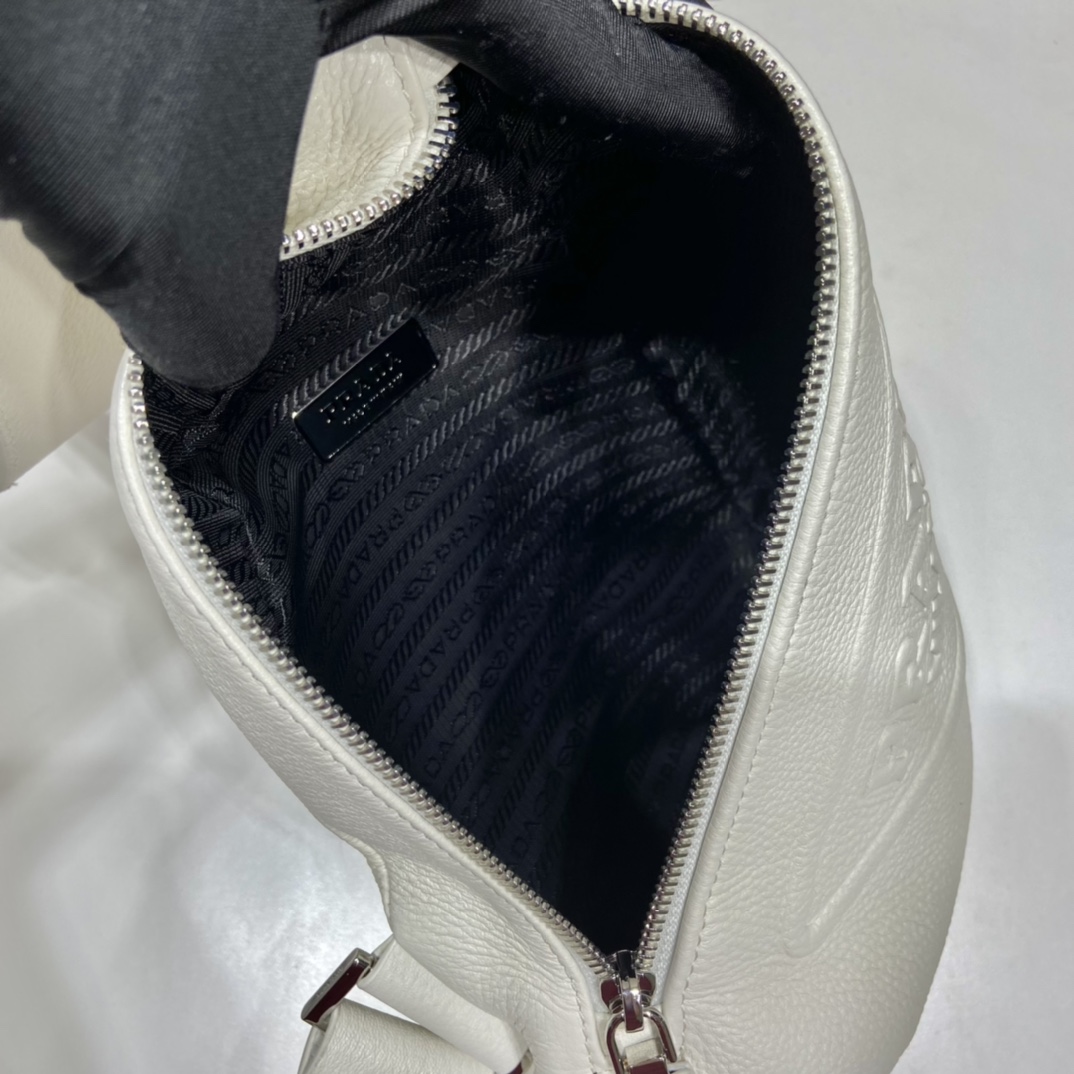 𝐏𝐑𝐀𝐃𝐀  New Chest Bag 2VZ092