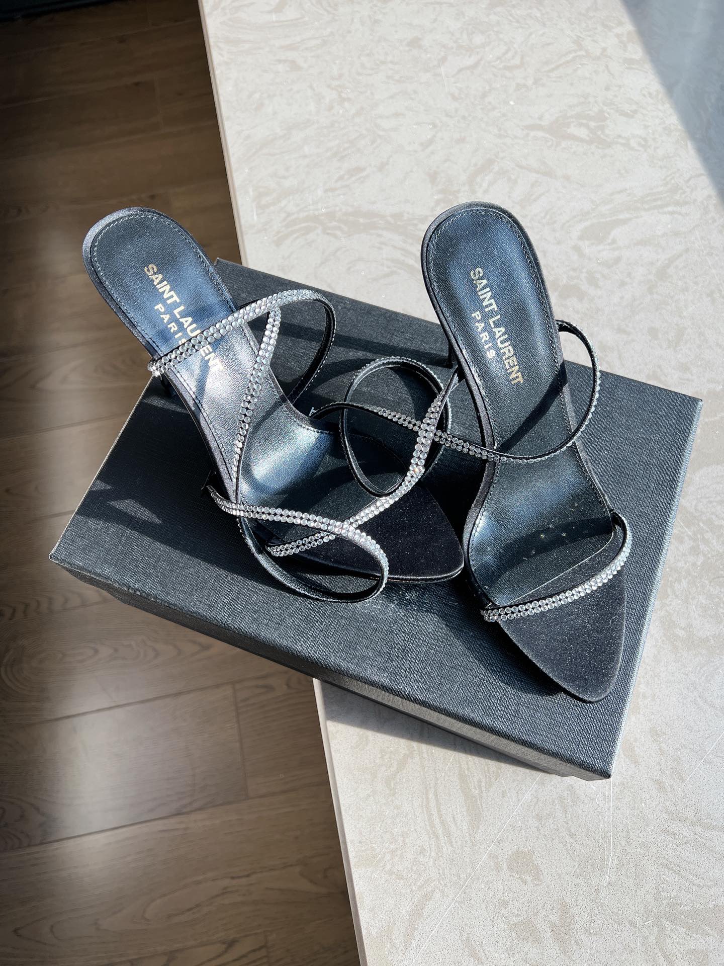 𝙎𝙖𝙞𝙣𝙩 𝙇𝙖𝙪𝙧𝙚𝙣𝙩 | 𝟐𝟎𝟐𝟐/𝐒𝐒 𝐧𝐞𝐰 YSL｜Saint Laurent new rhinestone buckle sandals snakeskin grain cowhide