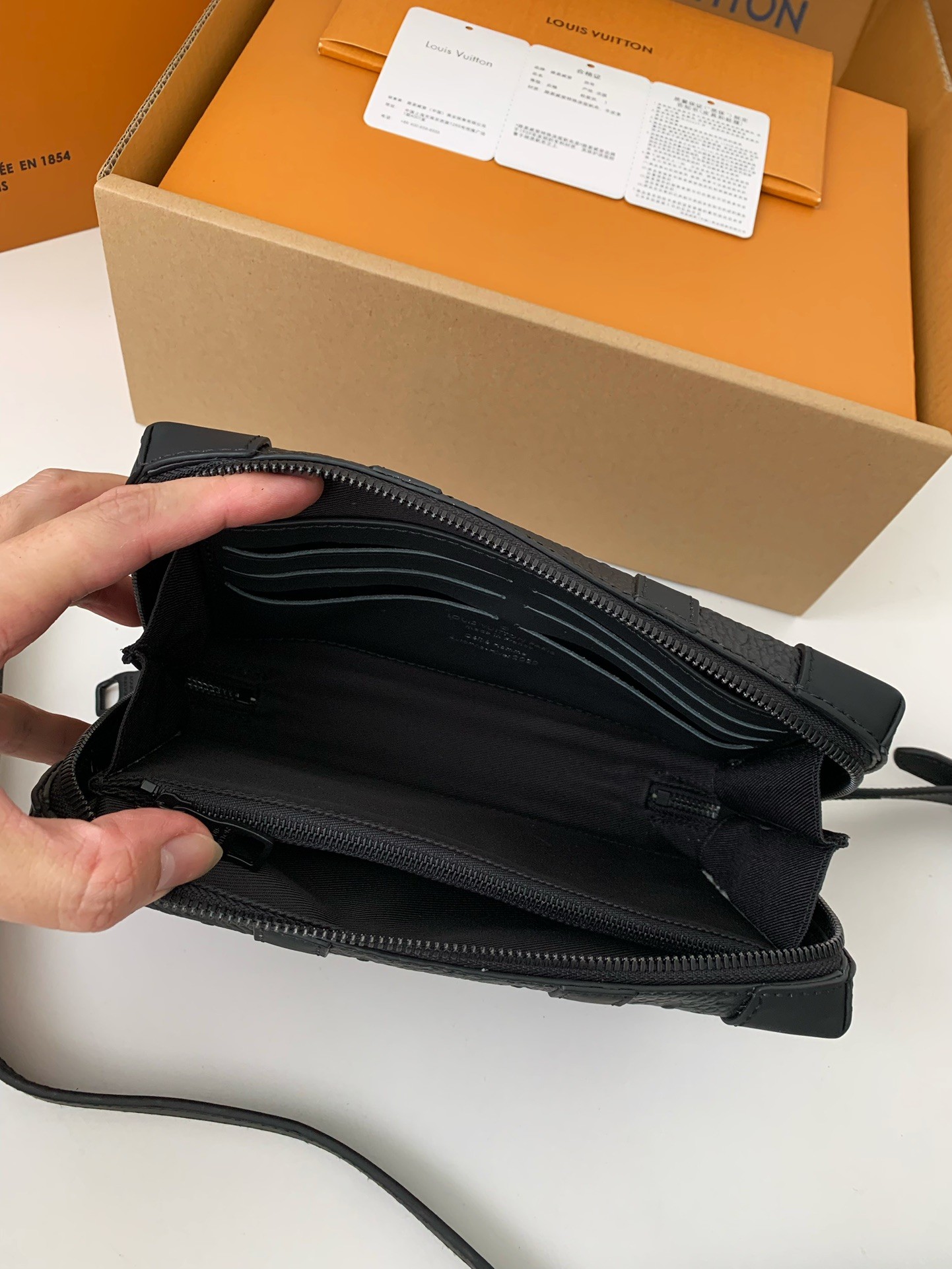 Louis Vuitton's new Sac Plat Horizontal Zippé men's black flower briefcase M80224 Size: 22.5*14*5cm