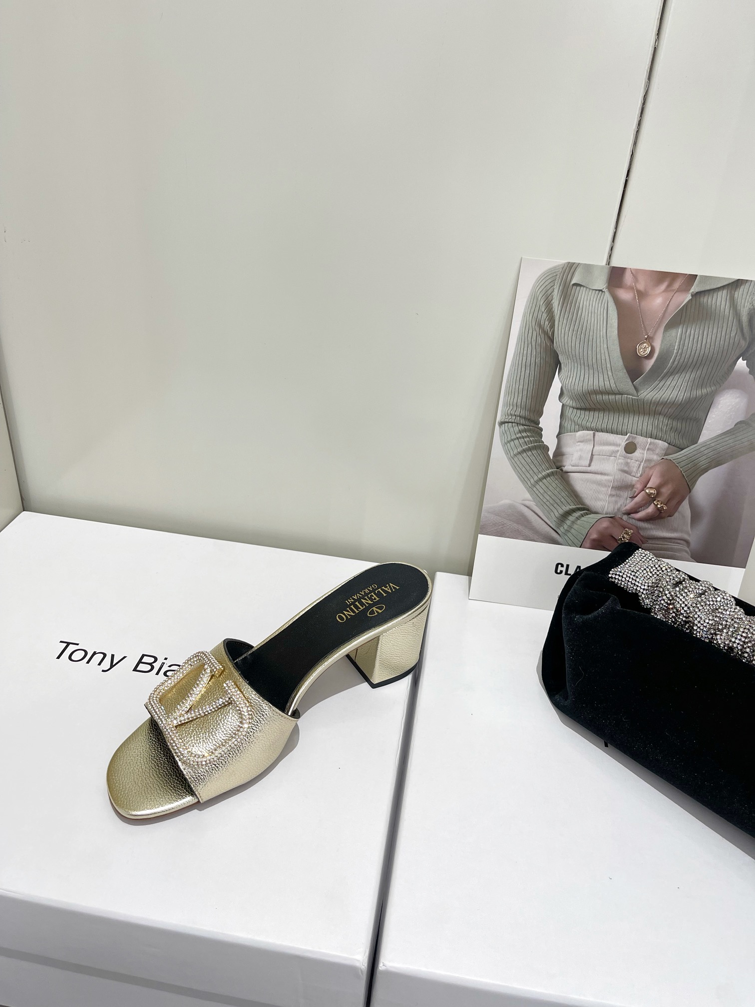 【Valentino】𝟐𝟎𝟐𝟏/𝐒𝐒 𝐧𝐞𝐰  Valentino 2022 / fw spring and summer new women's slippers